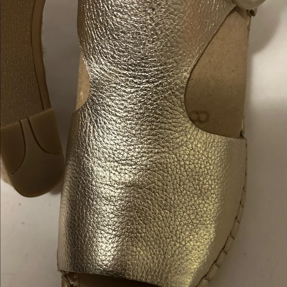 New never worn Marc Fisher Metallic gold Espadrille Wedges. Size7